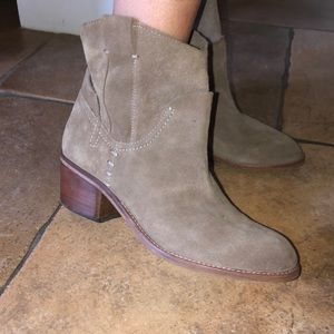 Dolce Vita suede booties (light brown)